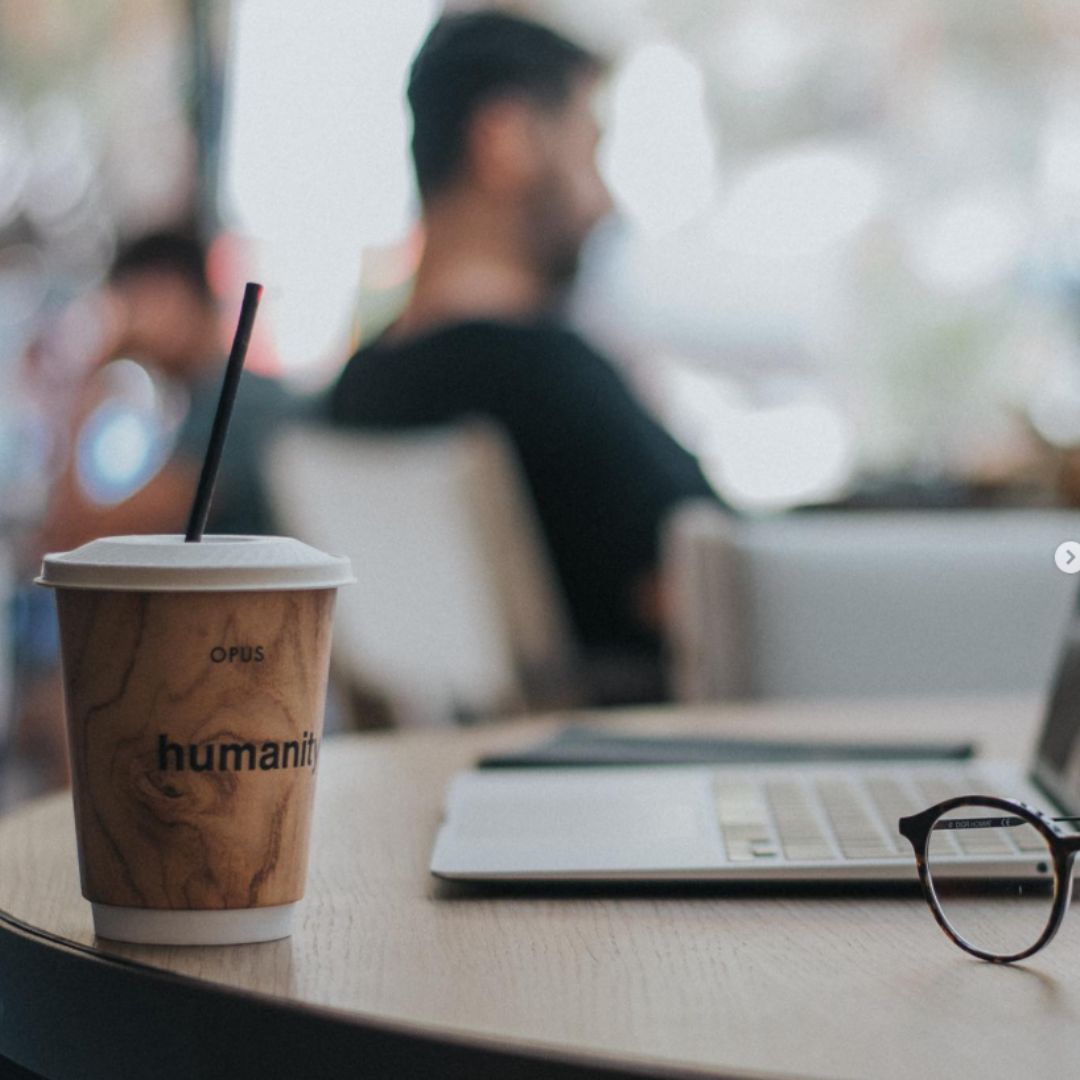 χάρτινο ποτήρι με λογότυπο